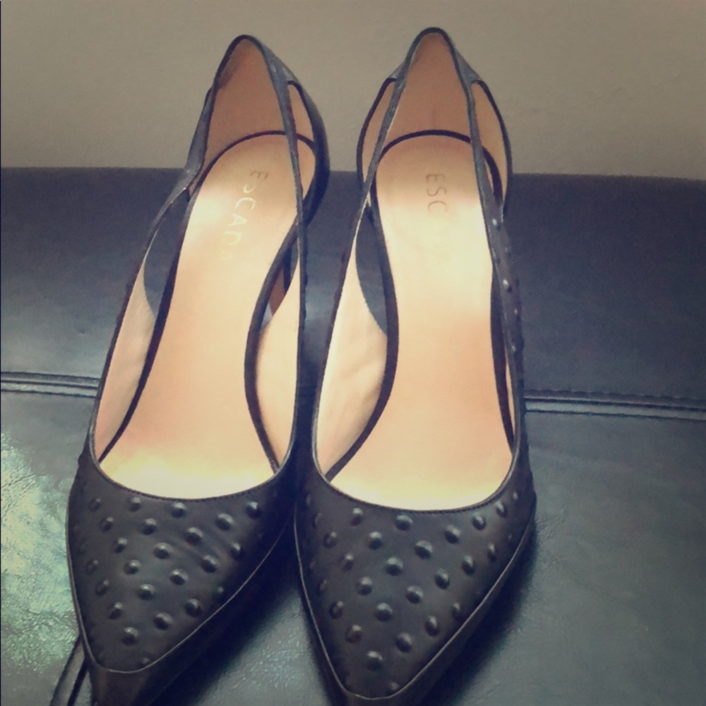 Escada black pumps!